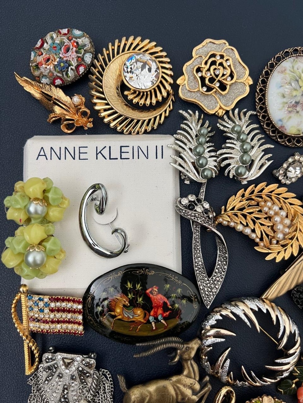 Vintage to modern Bundle Brooches and Earrings lot, Set - Picture 2 of 6